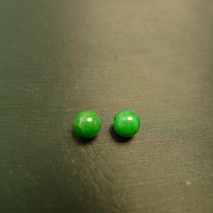 B747一对6MM满色辣绿天然A货翡翠素面圆珠子