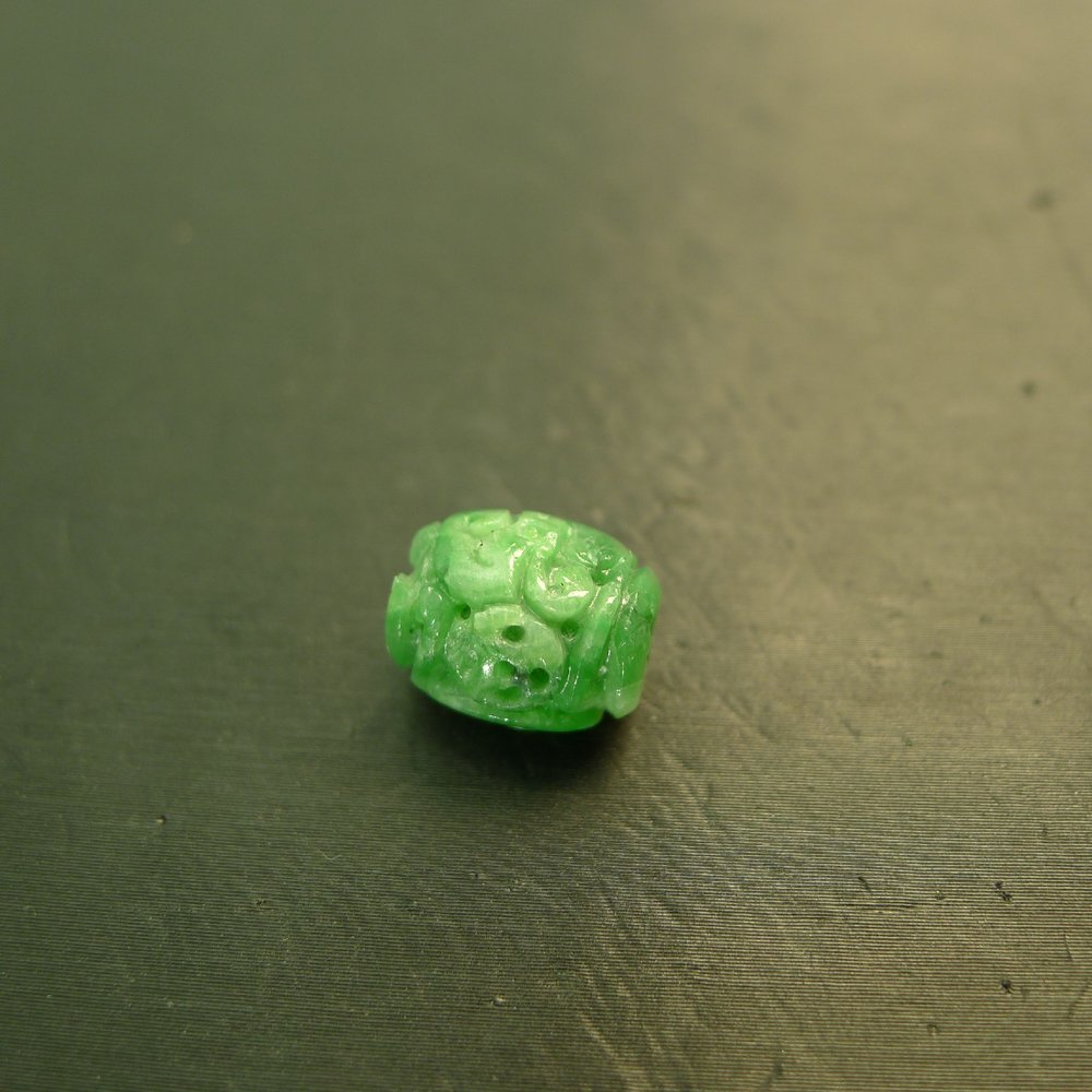 翡翠镂空雕花桶珠转运珠吊坠