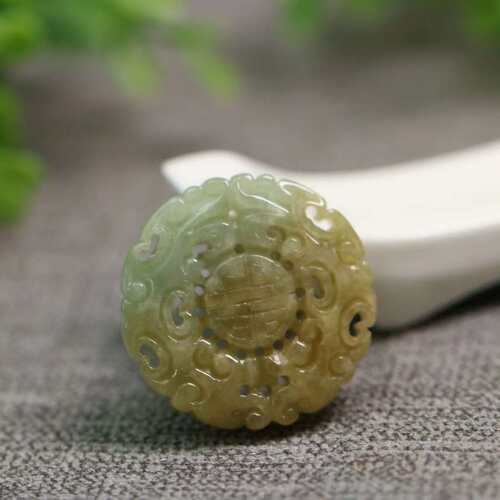 翡翠复古缕空雕双龙捧寿圆形背云