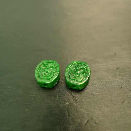 满绿天然A货翡翠雕花背云桶珠