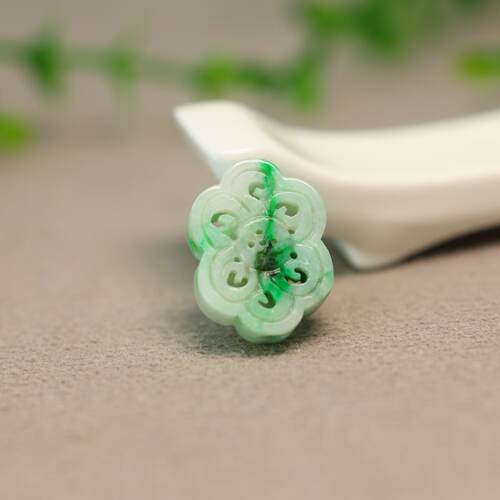天然翡翠雕花中国结形背云