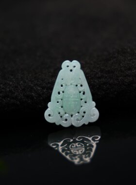 #I284冰糯底绿色天然A货翡翠复古镂空双龙捧寿三角形背云