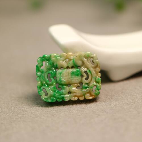 天然A货翡翠镂空双龙捧寿背云