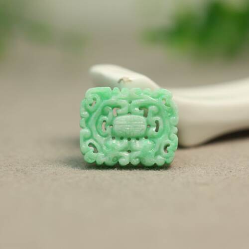 天然翡翠镂空双龙捧寿方形背云