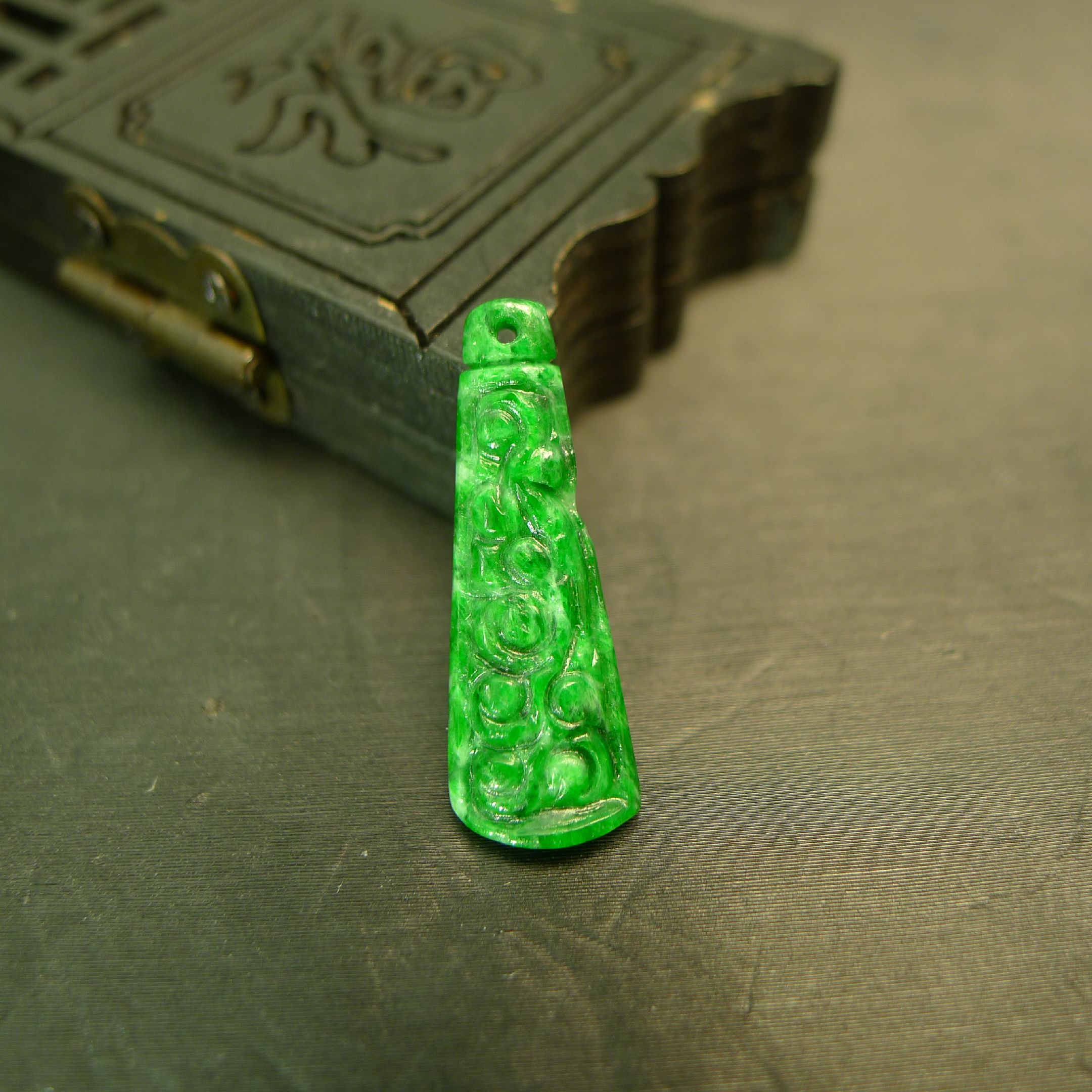 缅甸天然A货翡翠雕花小吊坠