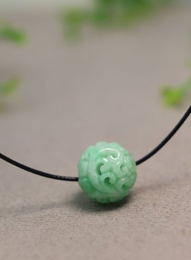 #I560果绿色天然A货翡翠镂空雕花圆珠子锁骨吊坠