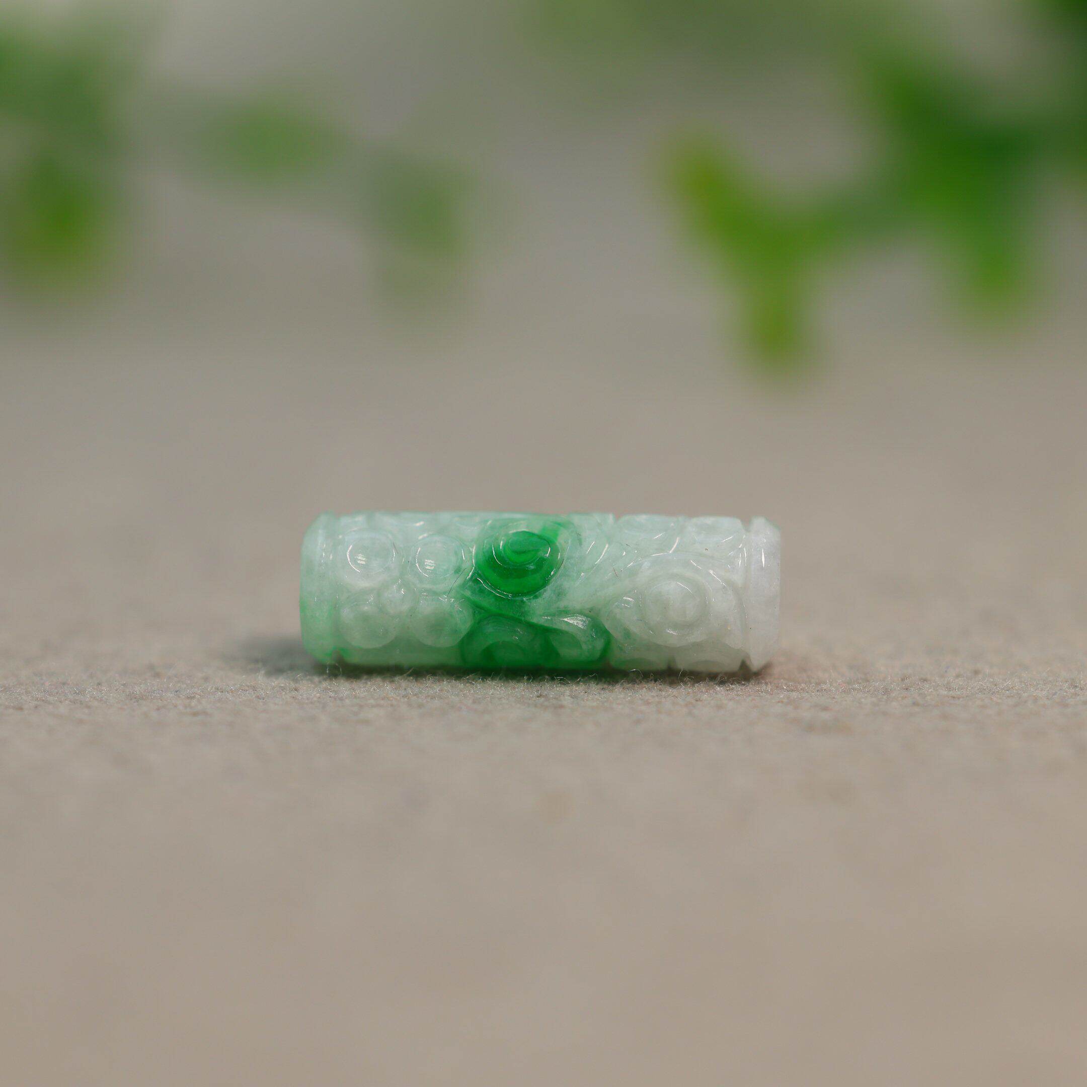 #L547白底青飘阳绿缅甸天然A货翡翠圆柱形雕花桶珠吊坠