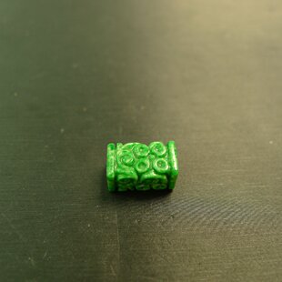 特价 满色辣绿天然A货翡翠龙纹路路通方形转运珠雕花桶珠 E674