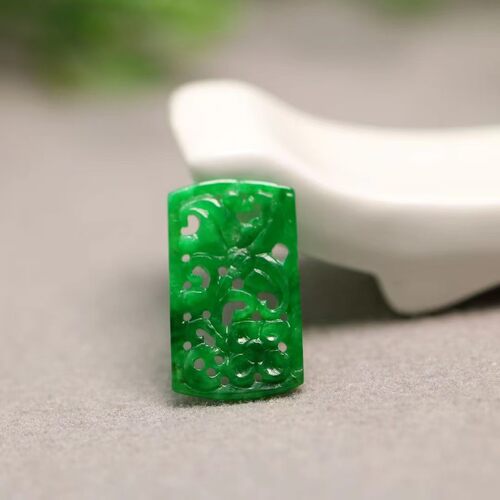 天然A货翡翠镂空雕花戒面