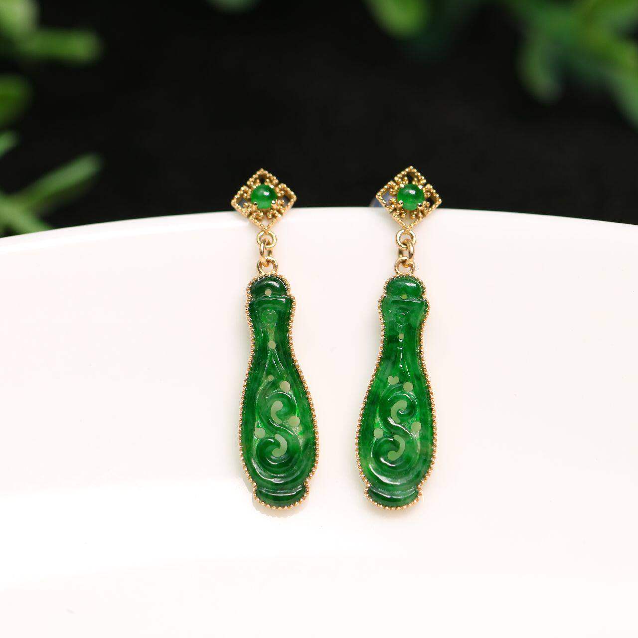 #4694一对18K金加冰绿蛋面镶嵌冰种辣绿天然A货翡翠花瓶形耳坠