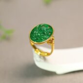 H765 S925银镀金镶嵌满色辣绿天然A货翡翠镂空雕花活口戒指