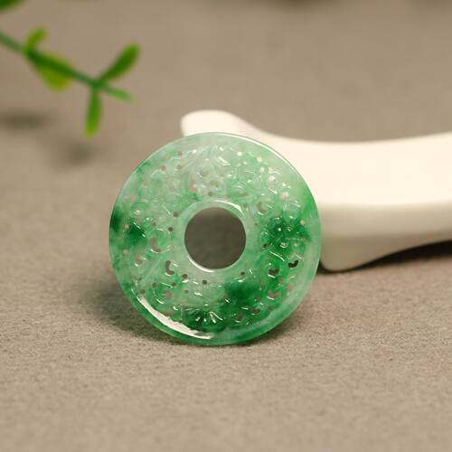 天然A货翡翠雕花吊坠圆片