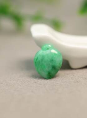 天然A货翡翠寿桃锁骨小吊坠