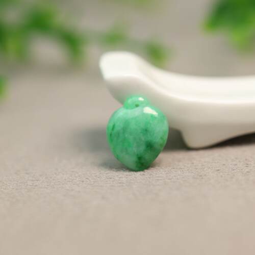 天然A货翡翠寿桃锁骨小吊坠