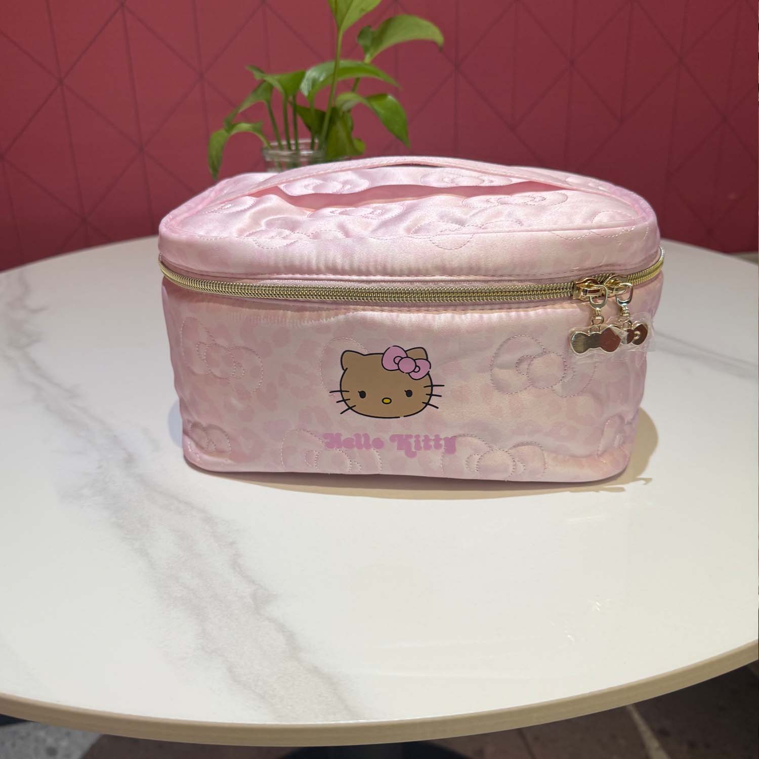 黑皮Hello Kitty手提包2025新款手拿包大容量旅行绗缝洗漱化妆包