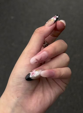 红色法式雏菊短款杏仁穿戴甲