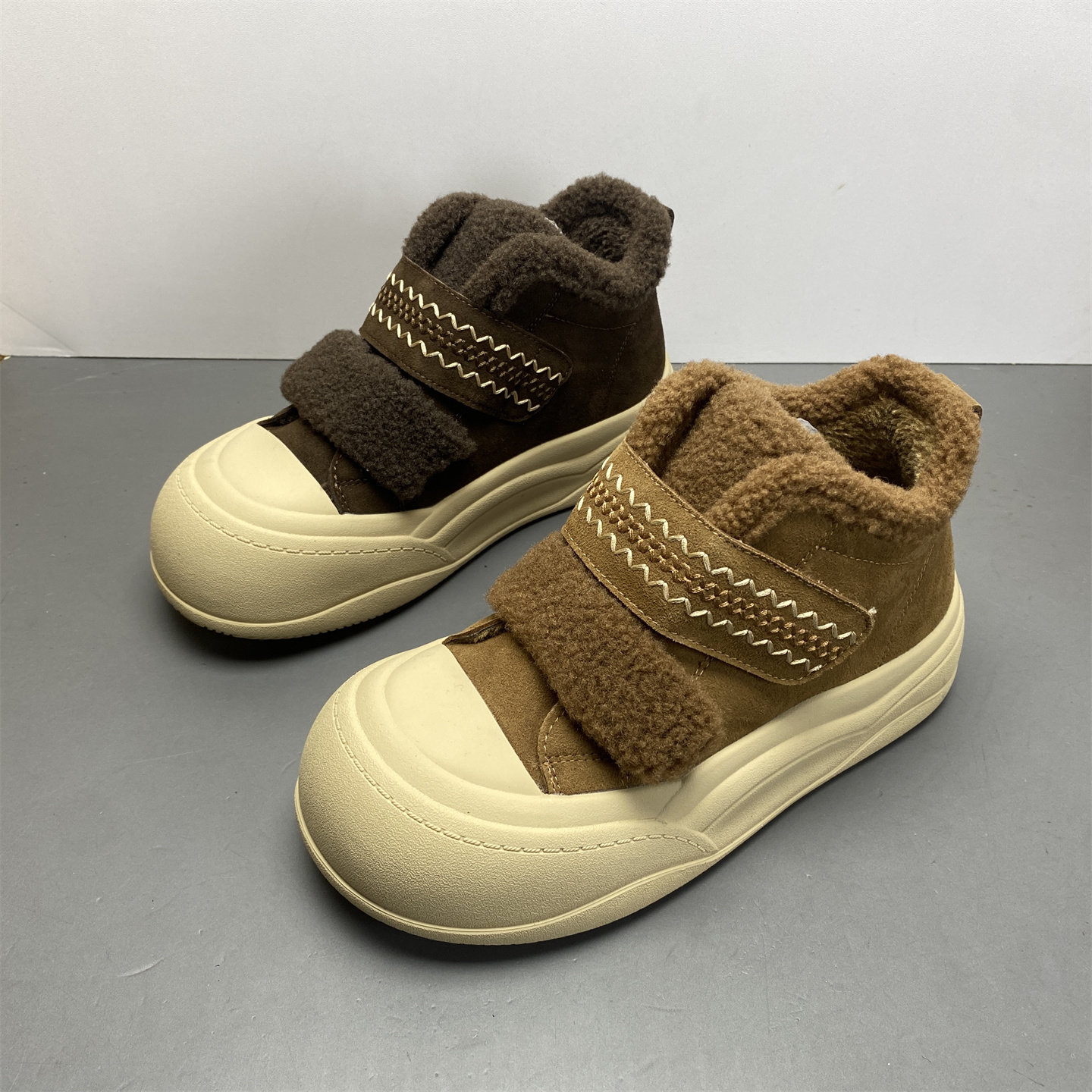 品牌断码真皮靴子女2025新款冬款磨砂皮厚底圆头加绒保暖雪地靴女