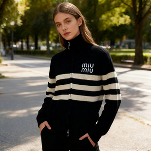 时尚 上衣新款 休闲字母刺绣 秋冬高领双拉链条纹针织开衫 2025新款