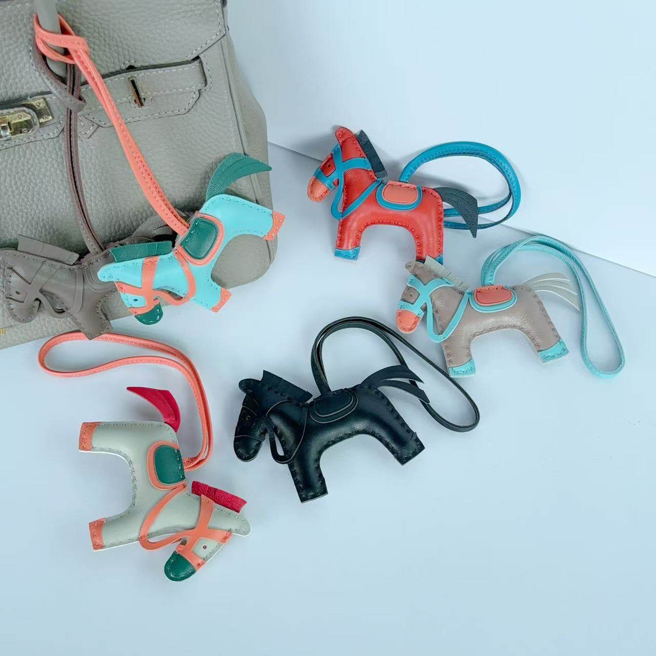 新款手工羊皮战马挂件挂饰包包挂饰车载轻奢可爱公仔真皮配饰白色,服饰配件/皮带/帽子/围巾,包挂件,淘宝优惠券,粉丝福利购,淘宝优惠卷