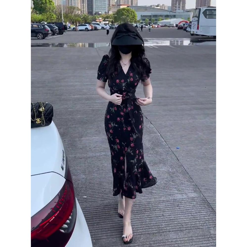 茶歇法式连衣裙2025新款女夏季泡泡袖收腰碎花鱼尾裙开叉包臀长裙