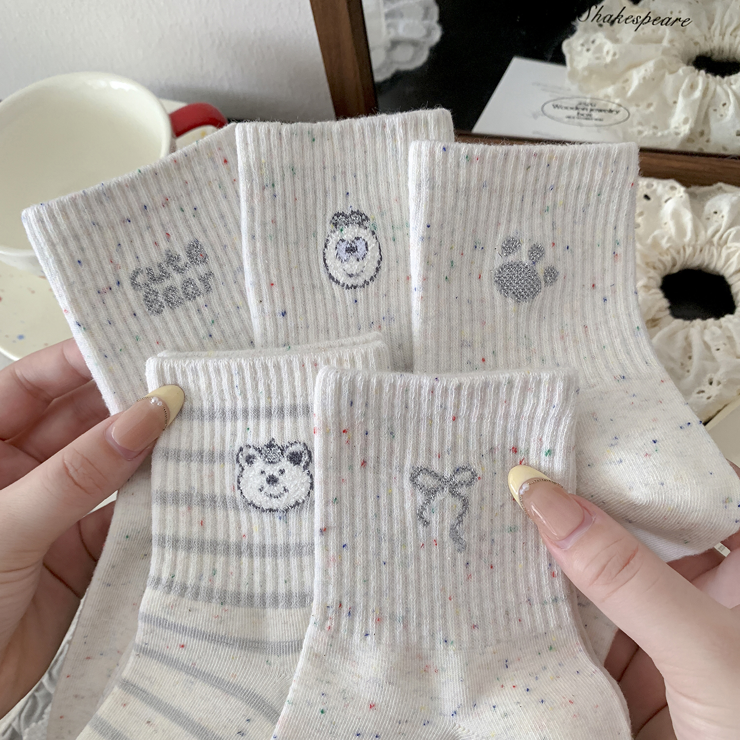 浅灰点纱卡通新款中筒袜女精梳棉