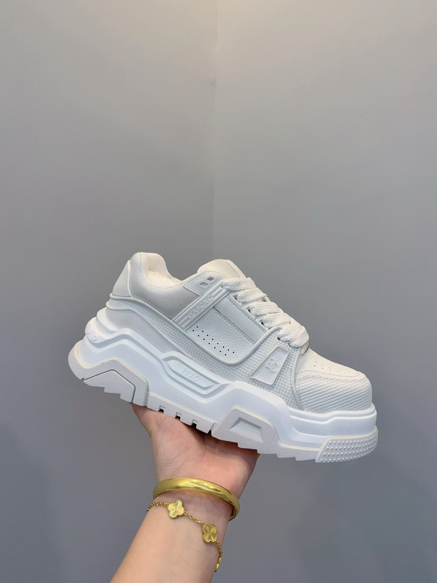 高级感潮牌轻奢加绒保暖板鞋男款秋冬季新款爆款时尚增高男鞋子男