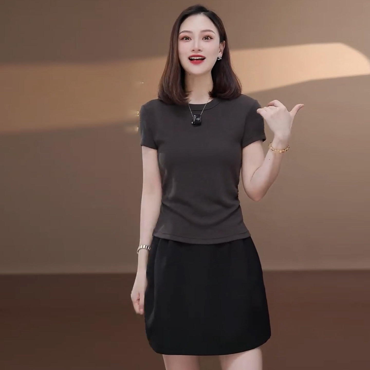 时尚短袖T恤女2026夏季新款洋气百搭显瘦简约设计感休闲圆领上衣