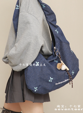 十七家早春清新牛仔蓝色大容量休闲斜挎包2025新款复古樱桃帆布包