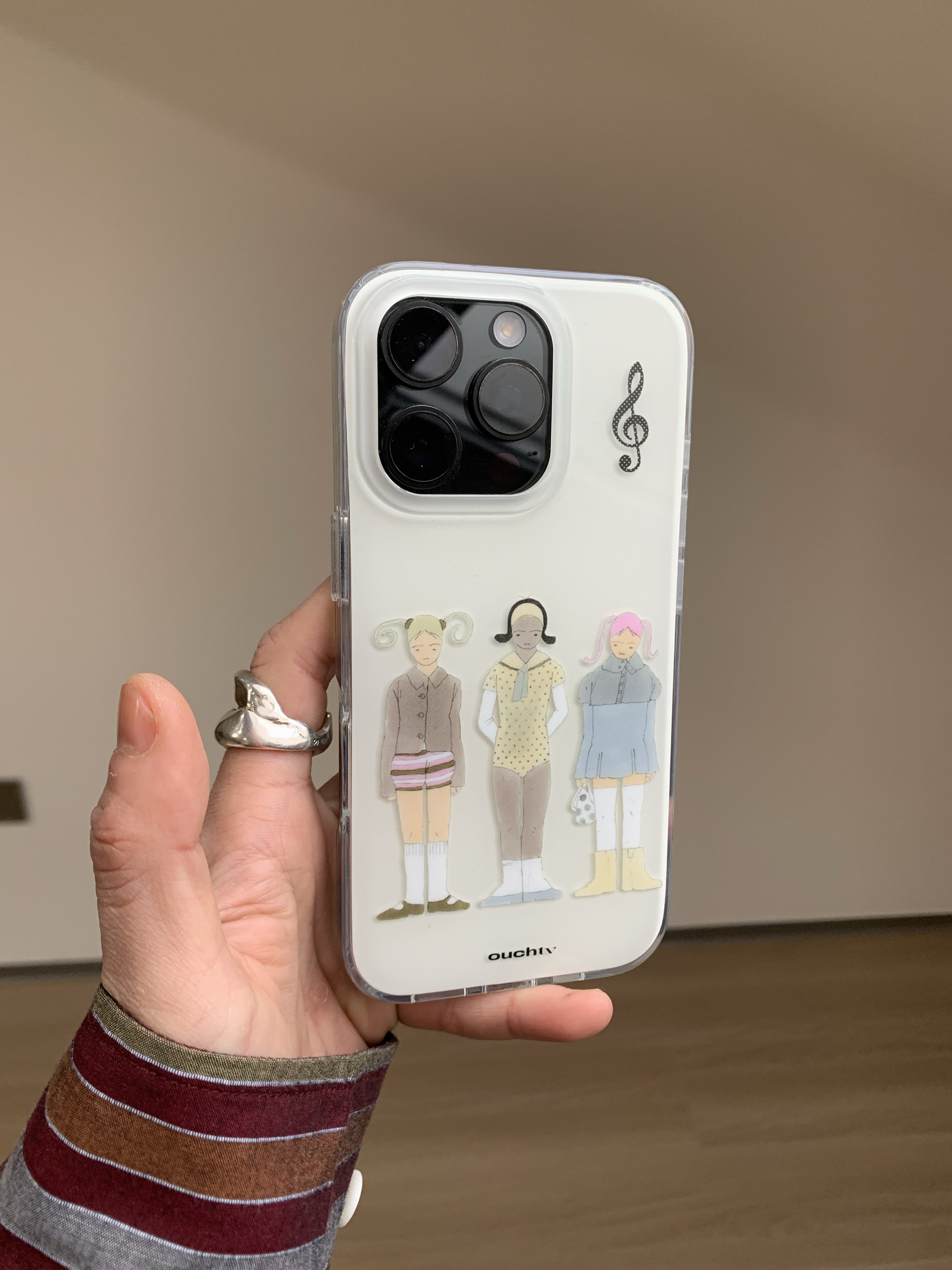 OuchTV原创手绘辣妹风y2k浅米色系维多利亚可爱时髦少女适用于16promax手机壳打孔imd