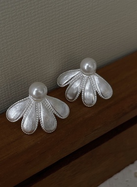 董洁同款阮山索玛花珍珠耳钉花瓣拉丝金属高级质感耳环小众耳饰