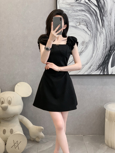 方领收腰显瘦黑色连衣裙女夏季 高级感小众赫本风气质小黑裙子 新款
