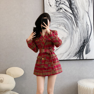 高级感小香风玫红色格纹加厚短外套女秋冬季设计感毛呢收腰西装裙