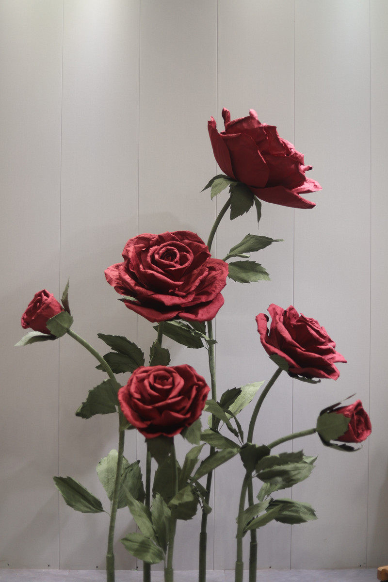 大型纸艺暗红酒红玫瑰巨型花婚礼道具布置装饰店铺橱窗商业美陈