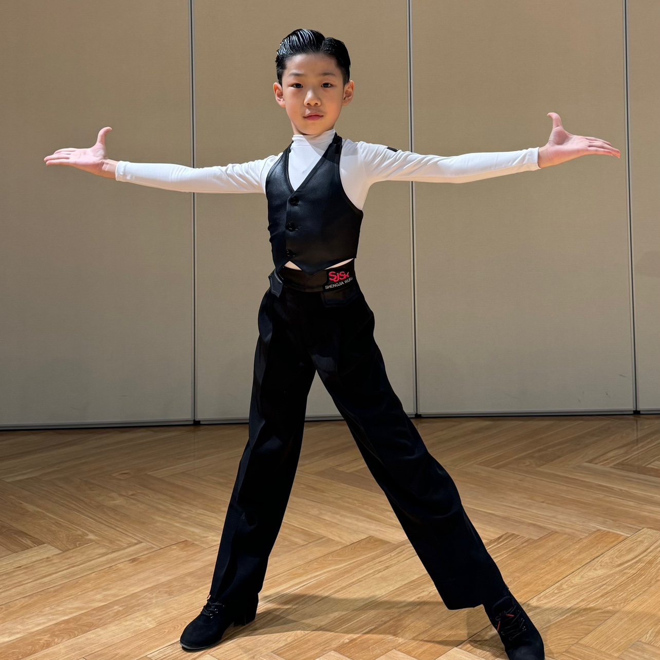 盛佳舞服SJSK拉丁舞仿皮马甲拉丁舞男孩表演比赛马甲