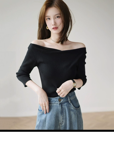 Трикотажный черный приятный телу свитер, облегающий крой, коллекция 2023