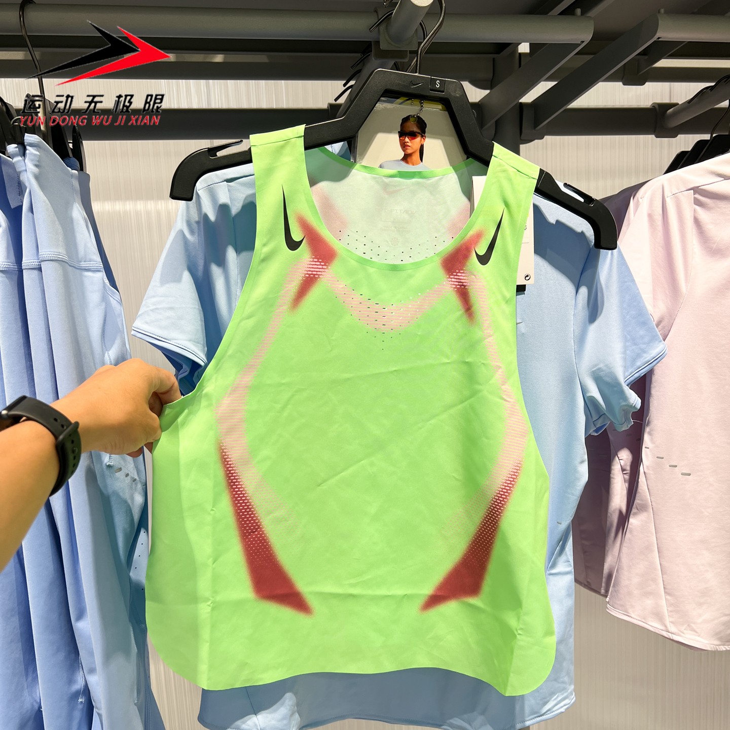 NIKE耐克女装2026秋新款夜跑系列速干修身短款跑步背心IF3650-336