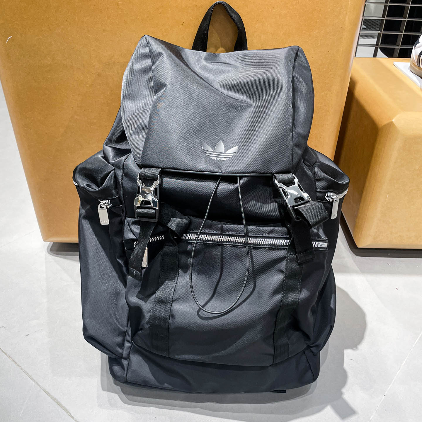 阿迪达斯男女背包2025秋新款三叶草翻盖街头潮人运动双肩包KC2748