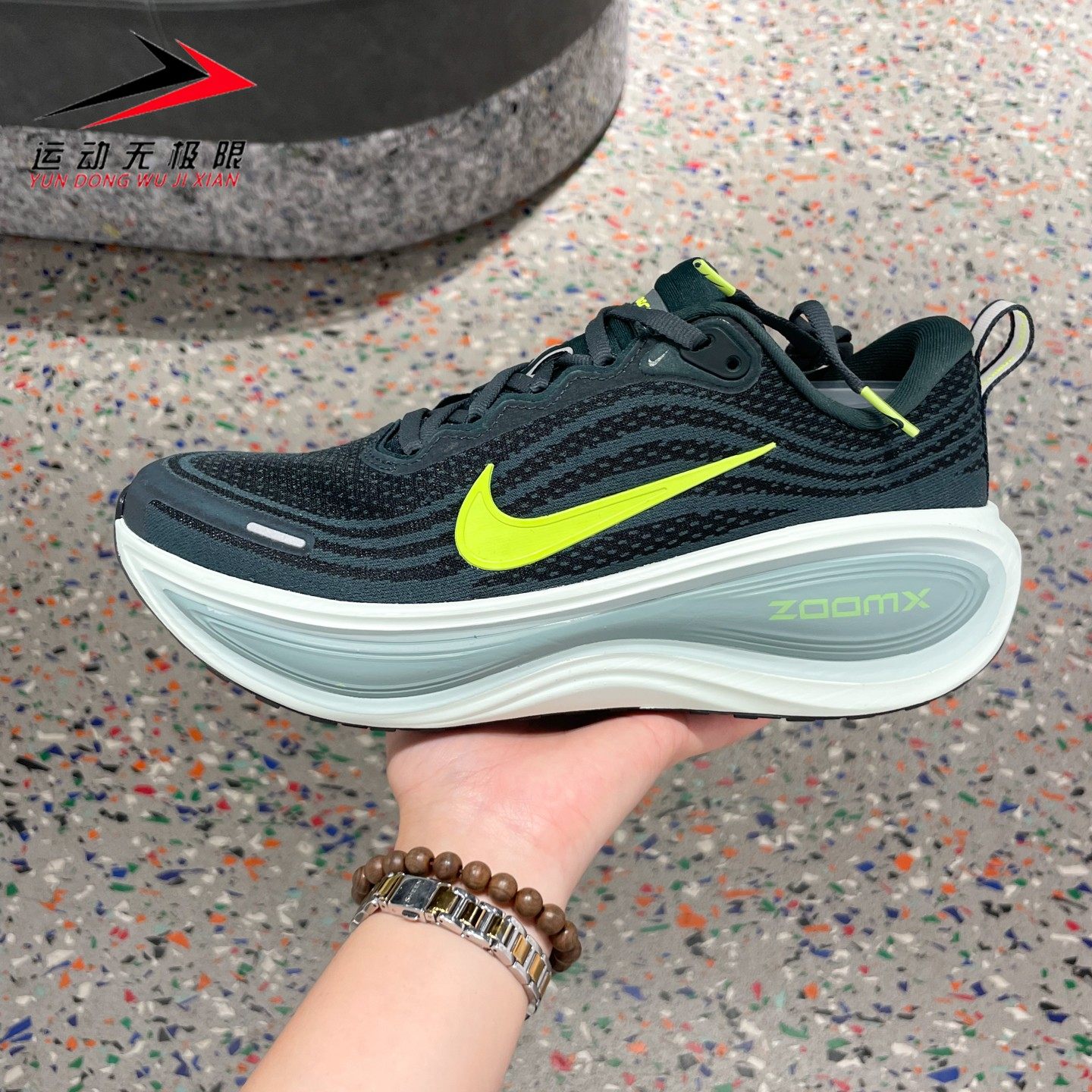 NIKE耐克男鞋2025冬款VOMERO PLUS减震透气回弹跑步鞋 HV8150-300