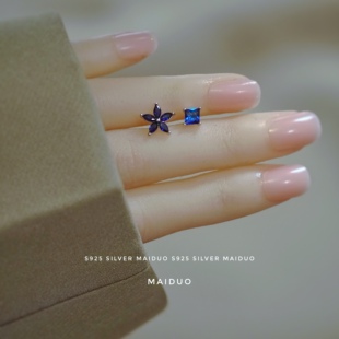 麦朵 蓝水晶梅花方块几何耳钉女不对称s925纯银搭配耳骨饰品显白
