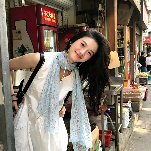 韩系蓝色碎花丝巾女夏季薄款长条围巾春夏新款披肩女外搭围脖配饰
