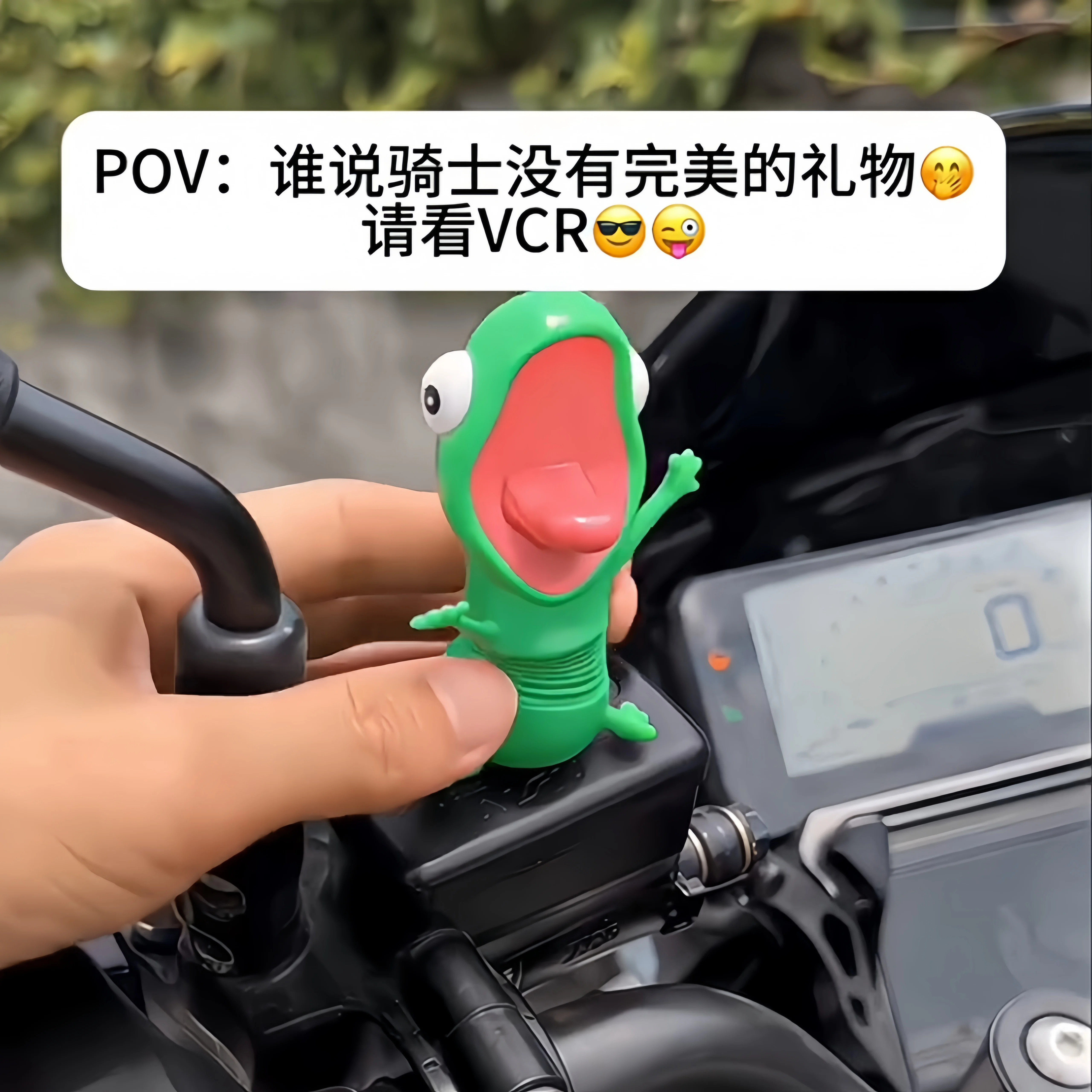 皮克斯弹簧小蜥蜴创意搞笑弹簧摇摇乐电动摩托汽车摆件礼物送男友