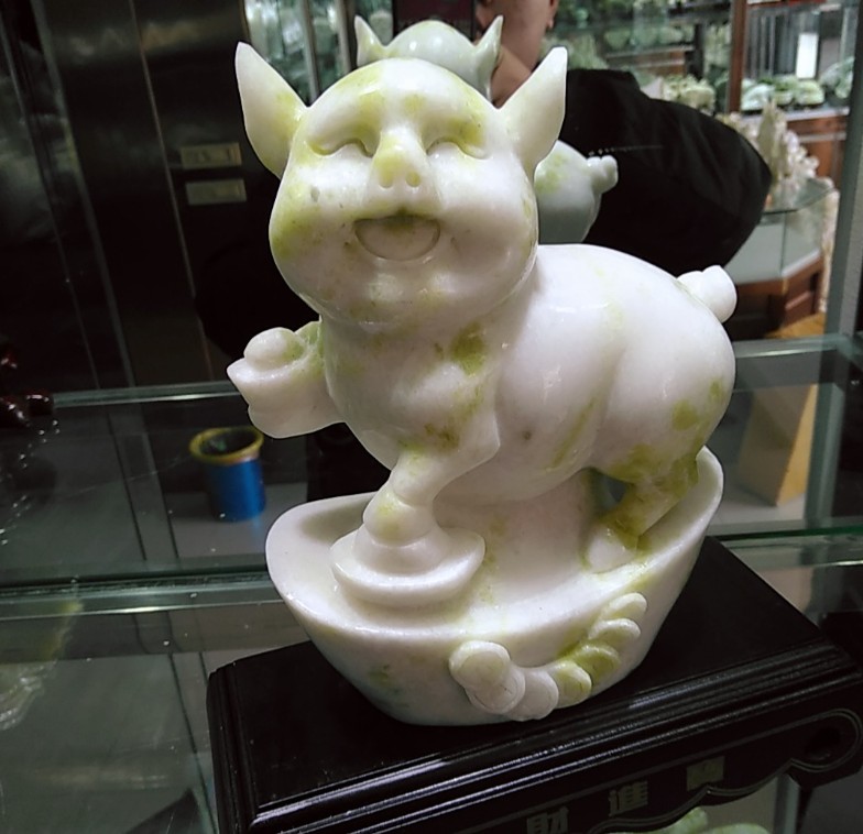 招财猪玉石雕刻办公室风水工艺品