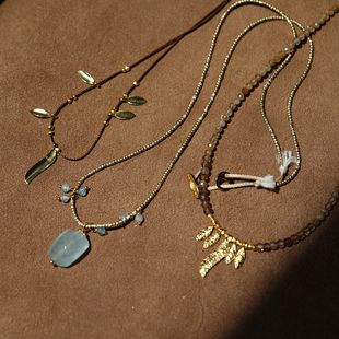 花叶. 红柱石银镀金/天然海蓝宝与微珠编绳项链