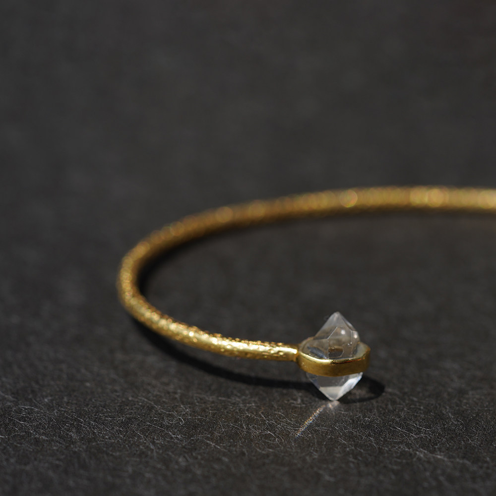 净. 赫尔基蒙钻与银包镶镀金自然纹理开口可调节手镯