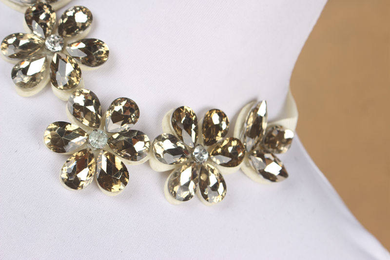 2021 NEW VERSATILE V-SHAPED EUROPEAN AND AMERICAN BIG BRAND FLOWER GLASS CRYSTAL NECKLACE FAKE COLLAR