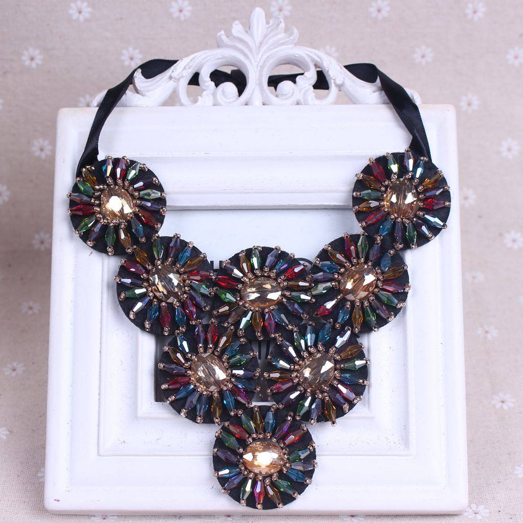 KOREAN VERSION OF CLOTHING ACCESSORIES 8 HOLLOW CRYSTAL BULLS EYE EUROPEAN AND AMERICAN EXAGGERATED FASHION BEADED NEW FAKE COLLAR NECKLACE