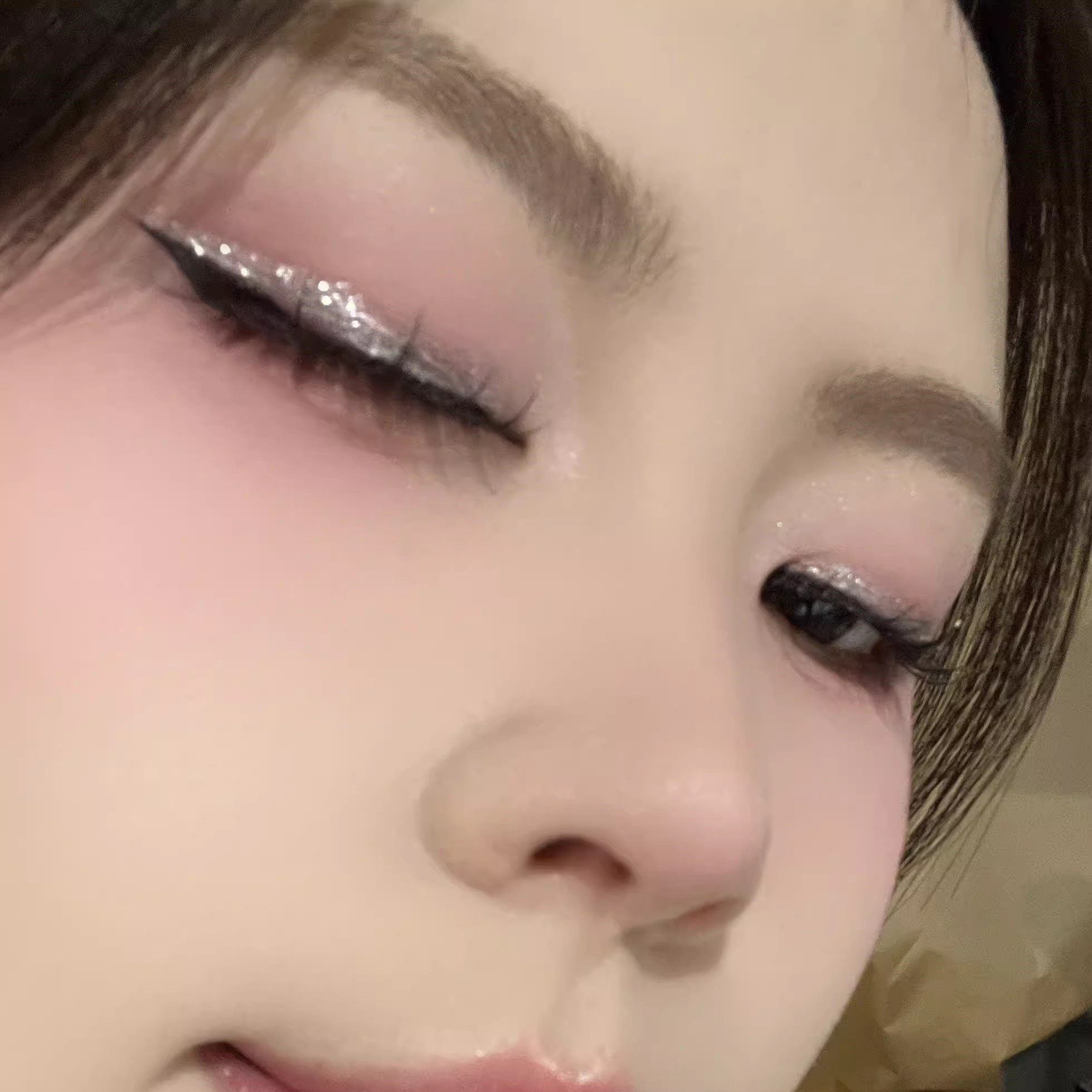 蛮特别！银色亮片眼线配酒红色下至液体眼影甜酷少女机械金属感