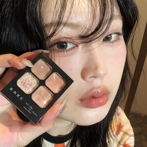 日系清透小白花！四色眼影盘2025新款日常淡妆大地粉杏色烟熏紫色