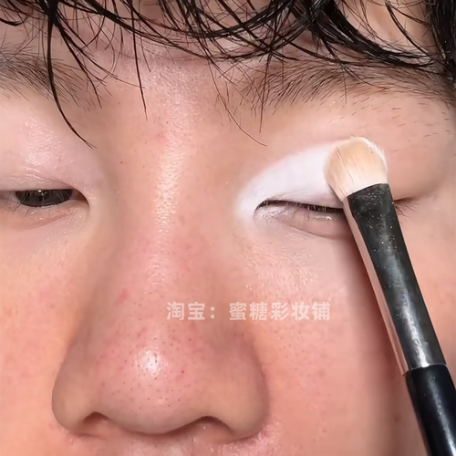 请所有人的眼皮出现白色截断 白色哑光高光填充面部眼影眼头提亮