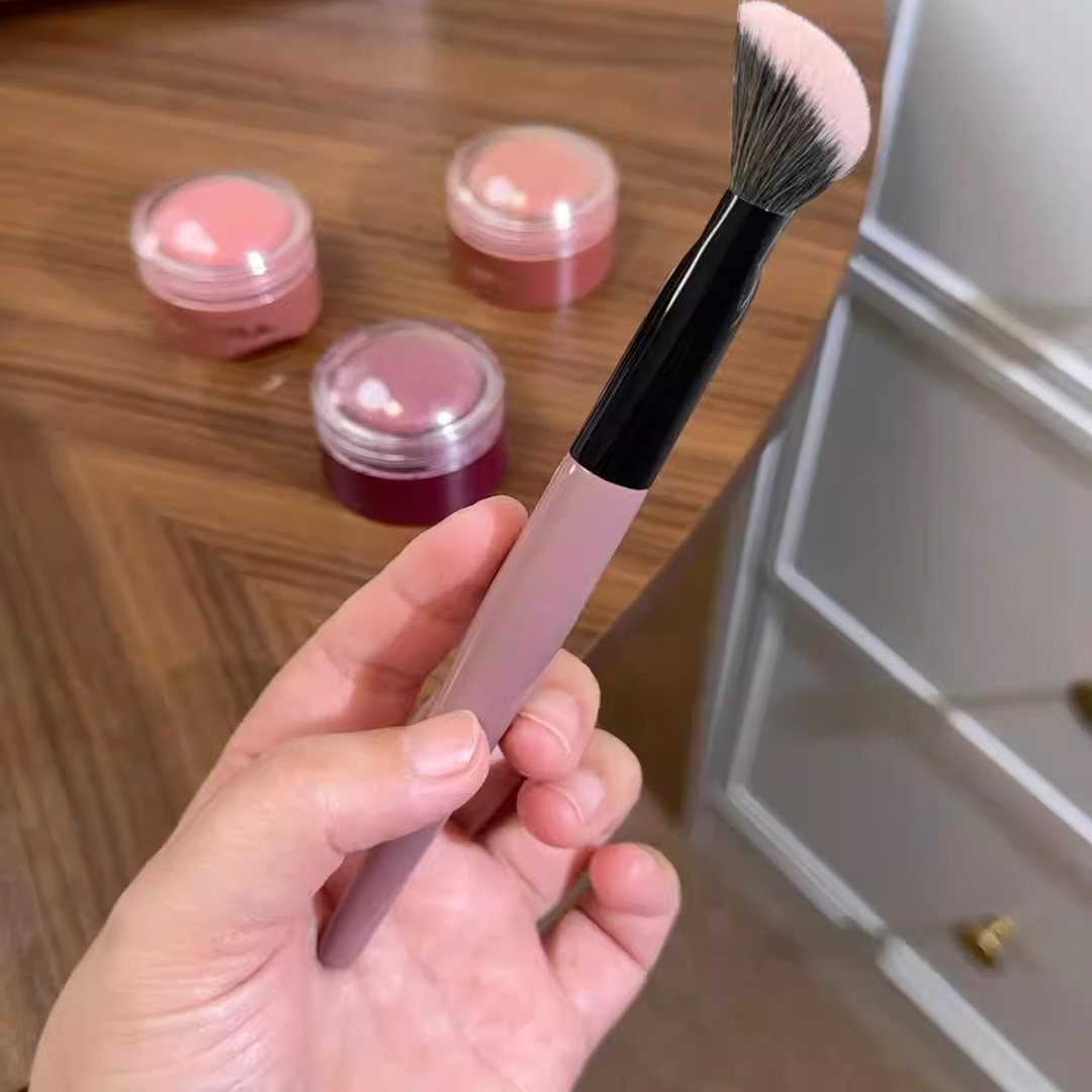 我宣布…这支刷子是所有腮红膏的神！小扫把腮红刷坡面斜坡化妆刷,彩妆/香水/美妆工具,化妆刷,淘宝优惠券,粉丝福利购,淘宝优惠卷
